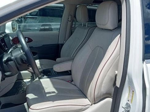 Used 2020 Chrysler Pacifica Limited w/ Tire & Wheel Group FWD image 4