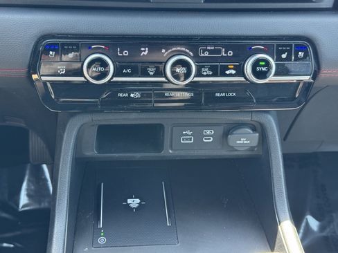 Certified 2025 Honda Pilot Black Edition image 30