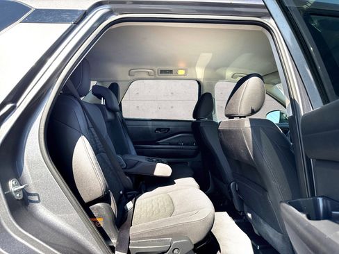 Used 2025 Nissan Pathfinder SV image 8