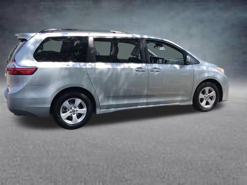 Used 2020 Toyota Sienna LE w/ Carpet Mat Package FWD image 12