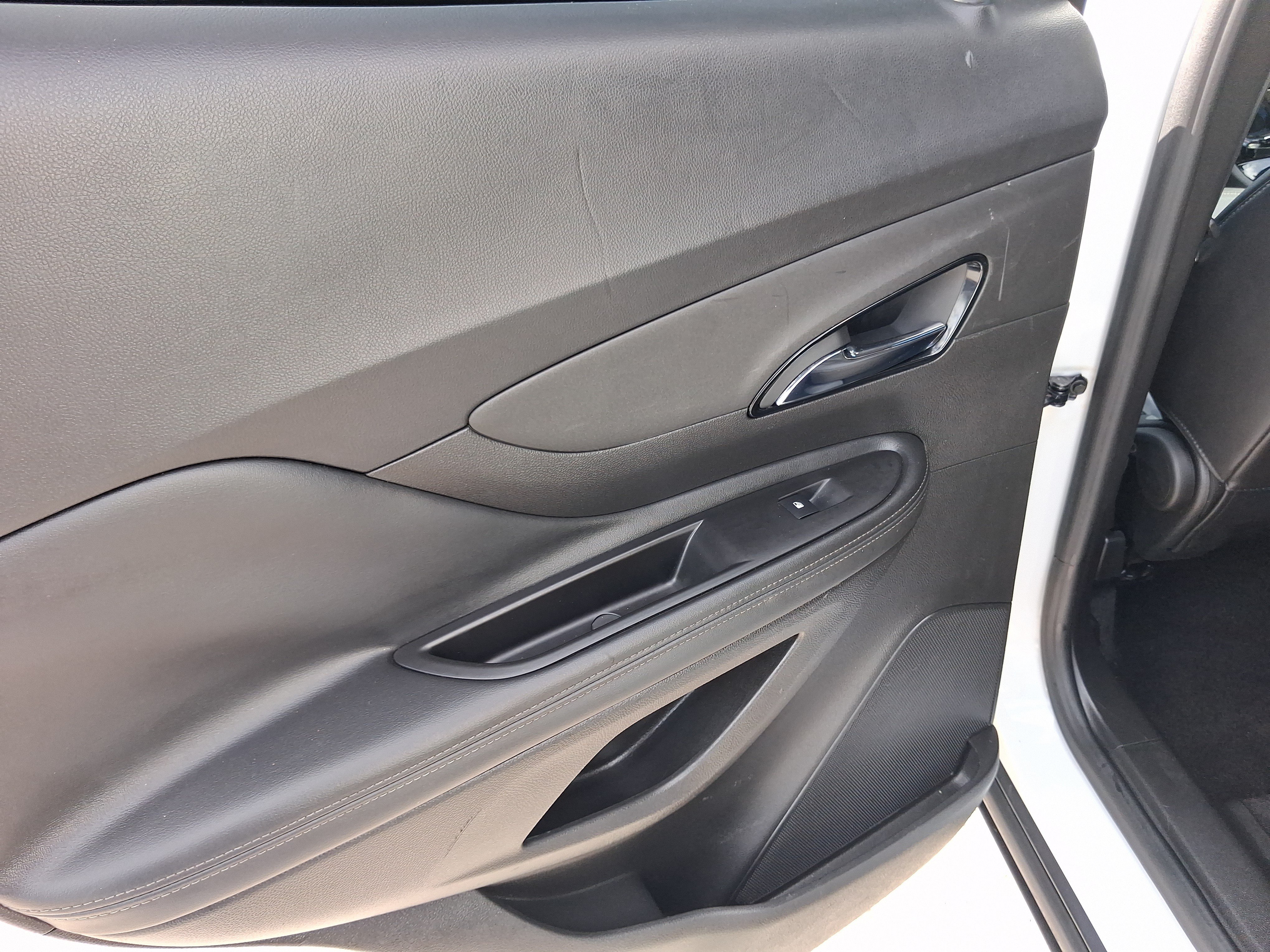 Used 2018 Buick Encore Essence FWD image 29
