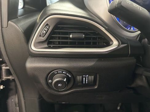 Used 2020 Chrysler Pacifica Touring-L w/ S Appearance Package image 19