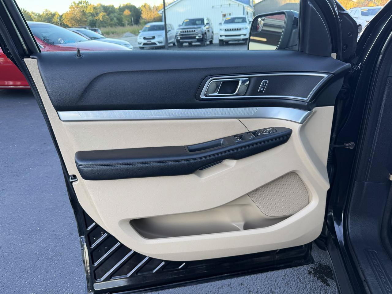 Used 2017 Ford Explorer XLT AWD/4WD image 11