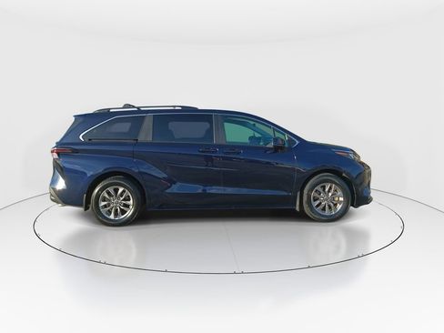 Used 2024 Toyota Sienna LE FWD image 9