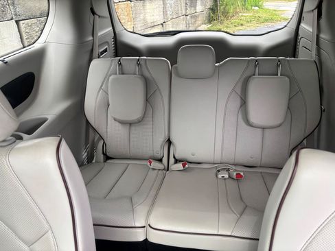 Used 2019 Chrysler Pacifica Limited w/ Advanced Safetytec Group FWD image 16