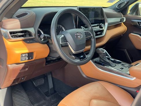 Used 2022 Toyota Highlander Platinum image 12
