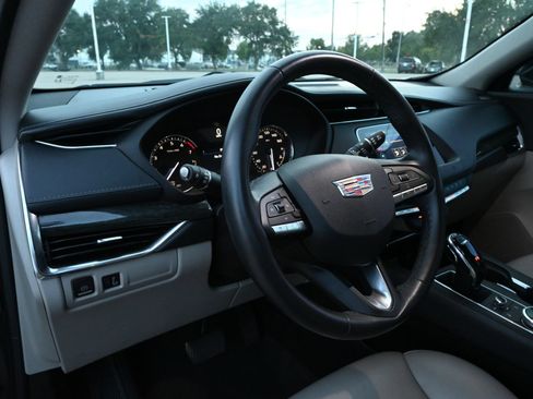 Used 2021 Cadillac XT4 Premium Luxury FWD image 15
