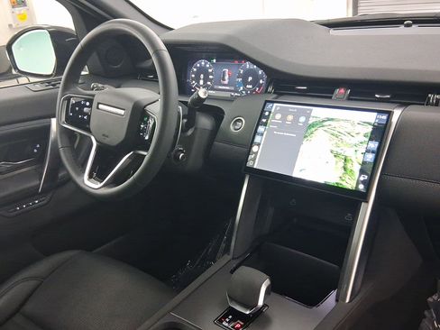 Certified 2025 Land Rover Discovery Sport Dynamic SE image 4