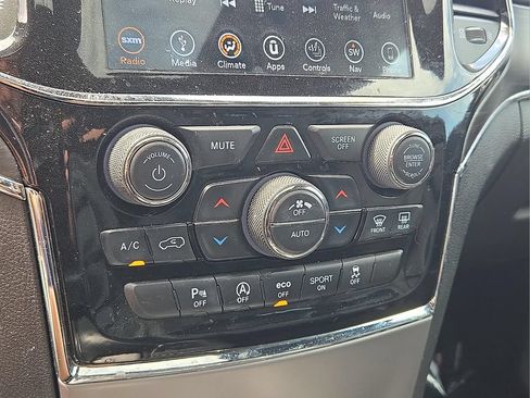 Used 2019 Jeep Grand Cherokee Limited AWD/4WD image 16