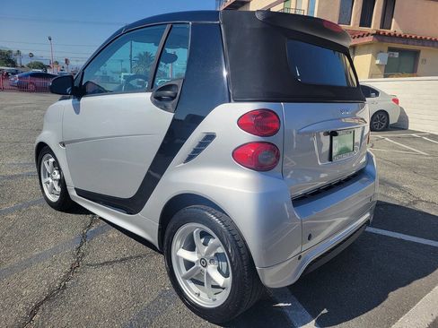 Used 2015 smart fortwo passion RWD image 3