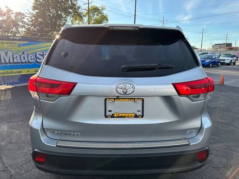 Used 2019 Toyota Highlander LE AWD/4WD image 3
