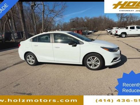 Used 2017 Chevrolet Cruze LT image 2