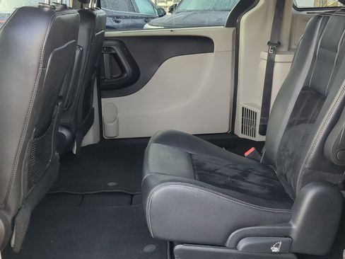 Used 2017 Dodge Grand Caravan SXT image 26
