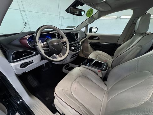 Used 2019 Chrysler Pacifica Limited FWD image 14