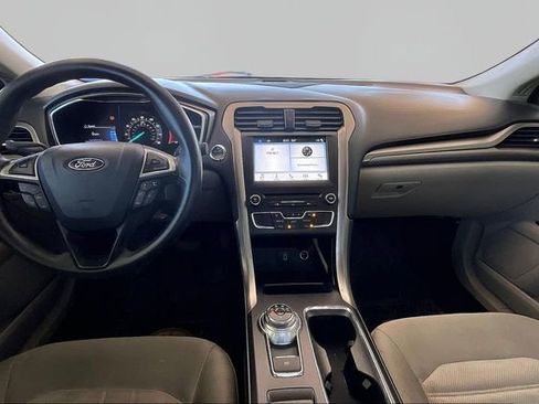 Used 2017 Ford Fusion SE w/ Fusion SE Technology Package FWD image 5
