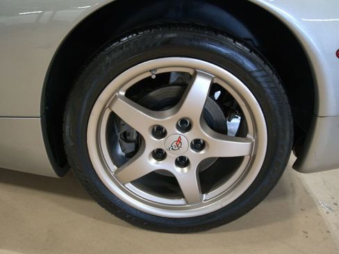 Used 2001 Chevrolet Corvette Convertible w/ Preferred Equipment Group2 image 33