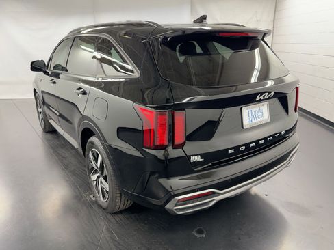 Used 2022 Kia Sorento S w/ Panoramic Sunroof Package image 3
