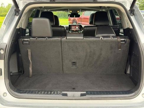 Used 2022 Toyota Highlander XLE AWD/4WD image 6