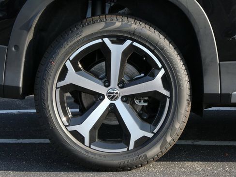 New 2025 Volkswagen Tiguan SE image 19