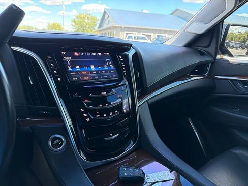Used 2019 Cadillac Escalade ESV Luxury AWD/4WD image 39