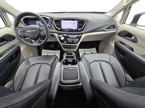 Used 2024 Chrysler Pacifica Select image 10