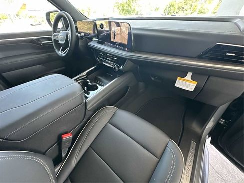 New 2025 Chevrolet Suburban Premier image 29