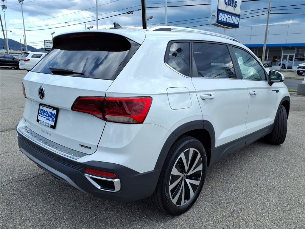 Used 2022 Volkswagen Taos SE w/ Panoramic Sunroof Package FWD image 4