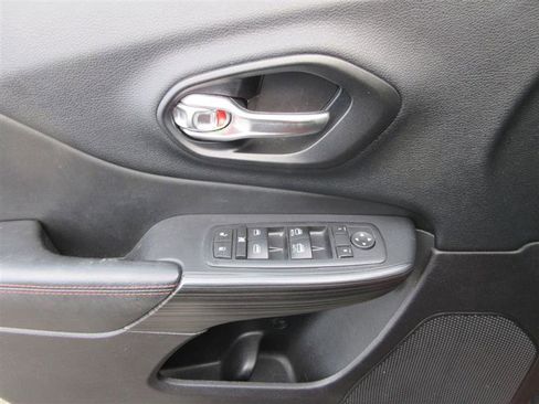 Used 2016 Jeep Cherokee Trailhawk w/ Comfort/Convenience Group image 11