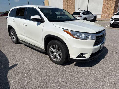 Used 2016 Toyota Highlander Plus FWD image 2