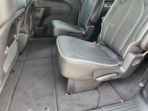 New 2026 Chrysler Pacifica Limited w/ S Appearance Package AWD/4WD image 9