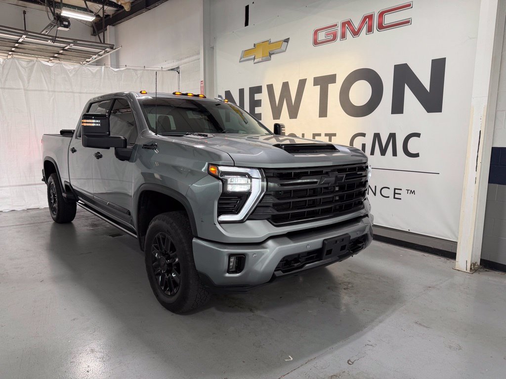 Used 2024 Chevrolet Silverado 2500 High Country w/ Technology Package AWD/4WD image 2