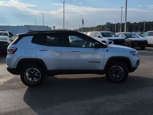 Used 2024 Jeep Compass Trailhawk AWD/4WD image 9