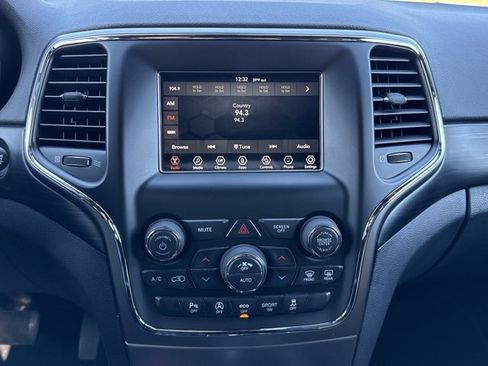 Used 2019 Jeep Grand Cherokee Laredo image 19