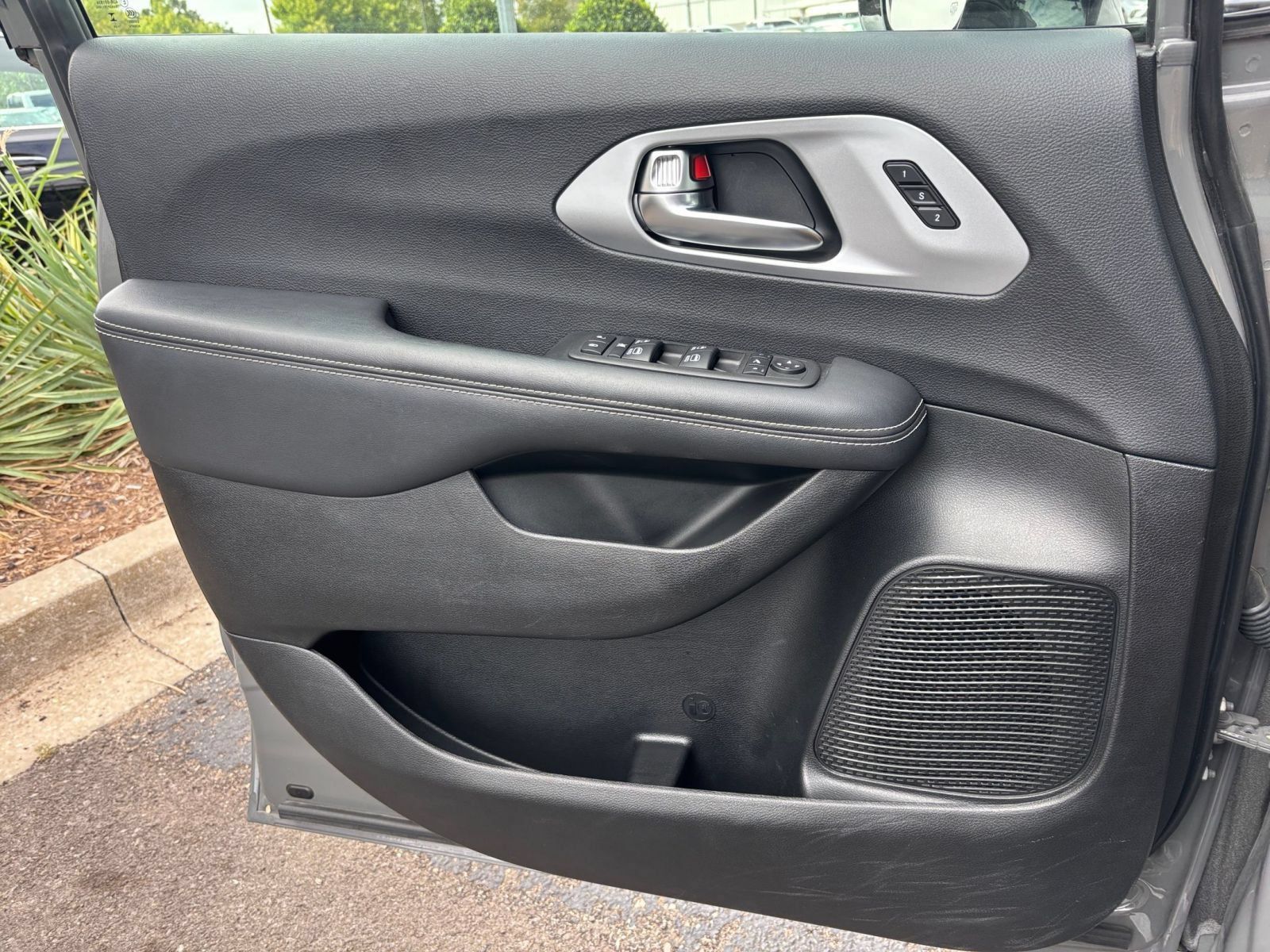 Used 2025 Chrysler Pacifica Limited FWD image 18