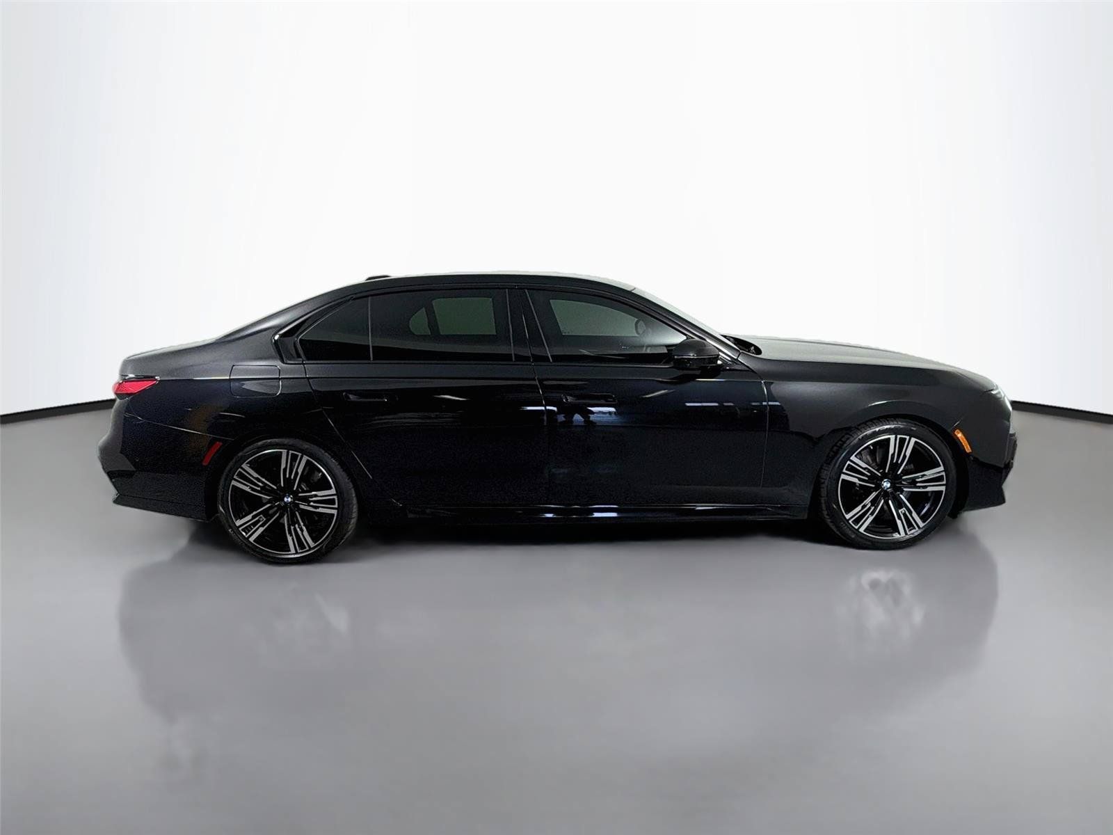 Used 2023 BMW 740i RWD image 4
