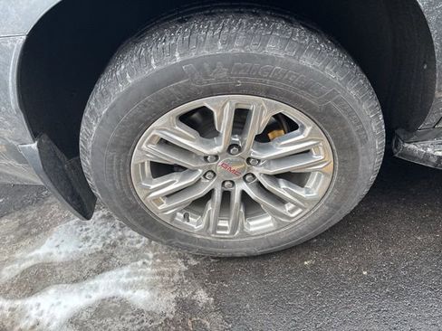 Used 2022 GMC Yukon SLT w/ SLT Premium Package image 9