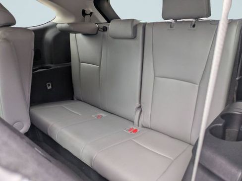 Used 2024 Toyota Highlander XLE FWD image 24