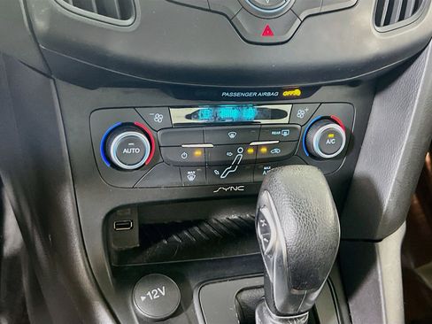 Used 2018 Ford Focus SE w/ SE Appearance Package FWD image 15