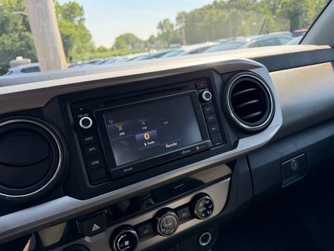Used 2018 Toyota Tacoma SR5 AWD/4WD image 12