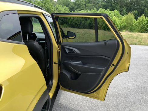 Used 2024 Chevrolet Trax RS w/ Sunroof Package FWD image 31