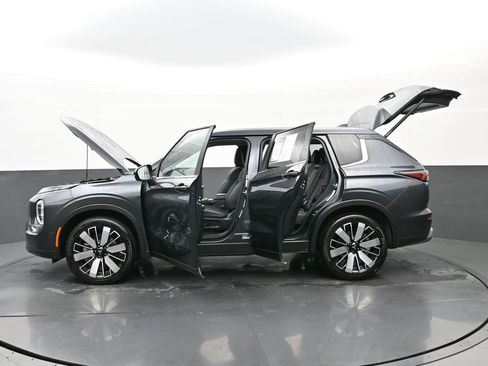 Used 2025 Mitsubishi Outlander SE image 52