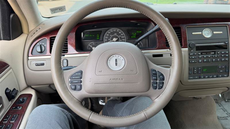 Used 2003 Lincoln Town Car Executive RWD image 32