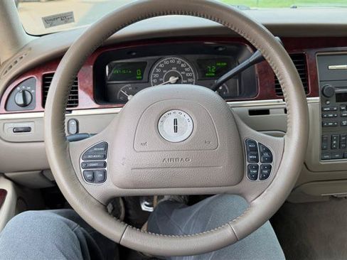 Used 2003 Lincoln Town Car Executive RWD image 32