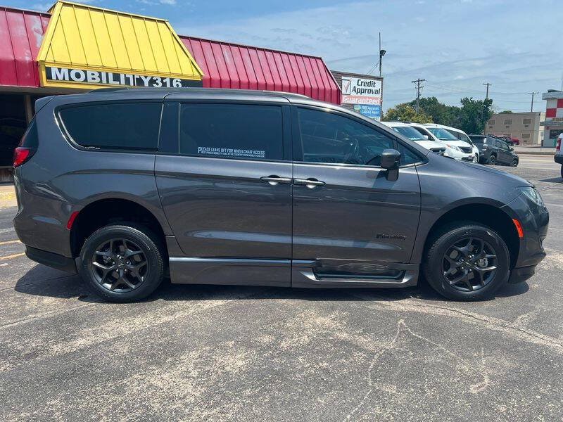 Used 2020 Chrysler Pacifica Touring-L w/ Advanced Safetytec Group FWD image 4