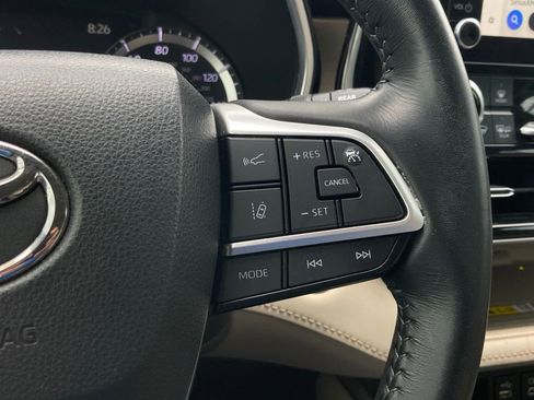 Used 2023 Toyota Highlander XLE FWD image 18
