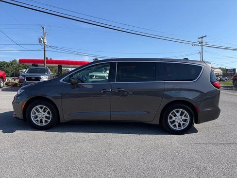Used 2023 Chrysler Pacifica Touring-L FWD image 4