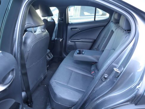 Used 2022 Lexus UX 200 image 10