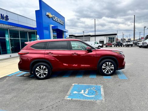 Used 2023 Toyota Highlander XLE image 8