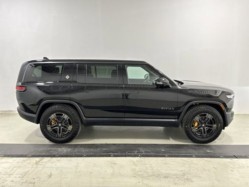 Used 2025 Rivian R1S Premium image 6
