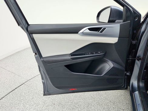 Used 2025 Volkswagen Taos SE FWD image 24